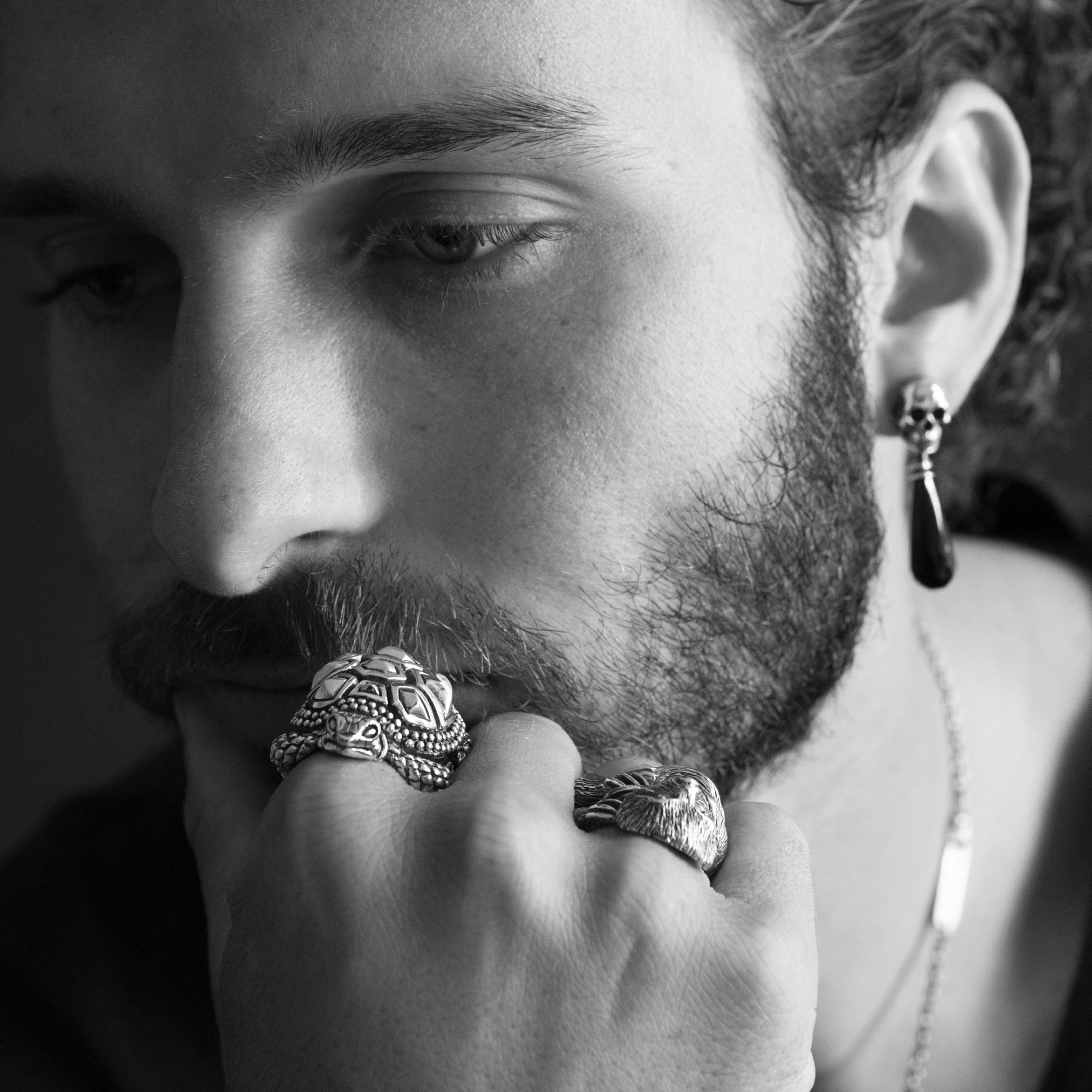 Il fascino del movimento: come l’orecchino pendente amplifica il tuo look