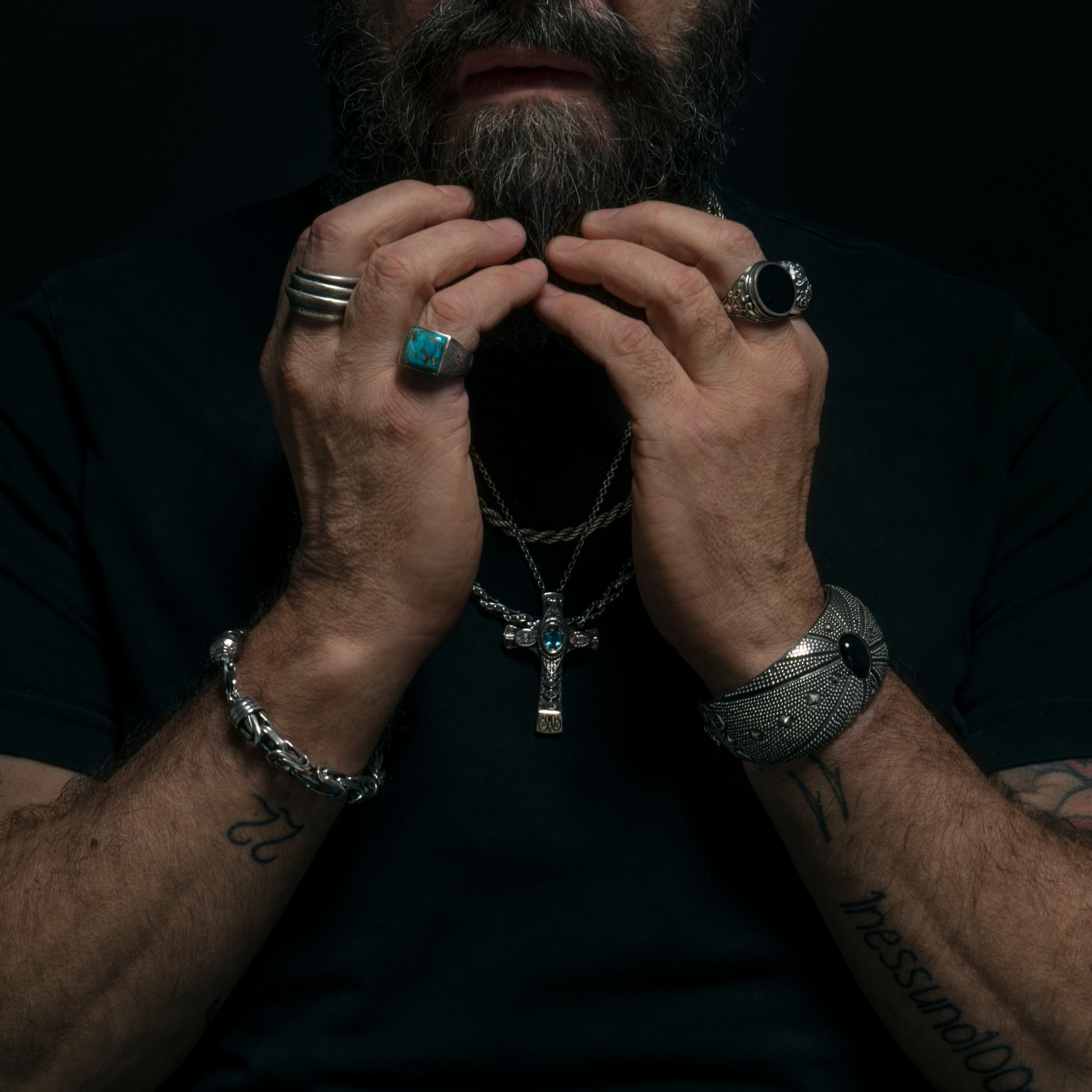 Chevalier: dal sigillo nobiliare al ring rock-chic