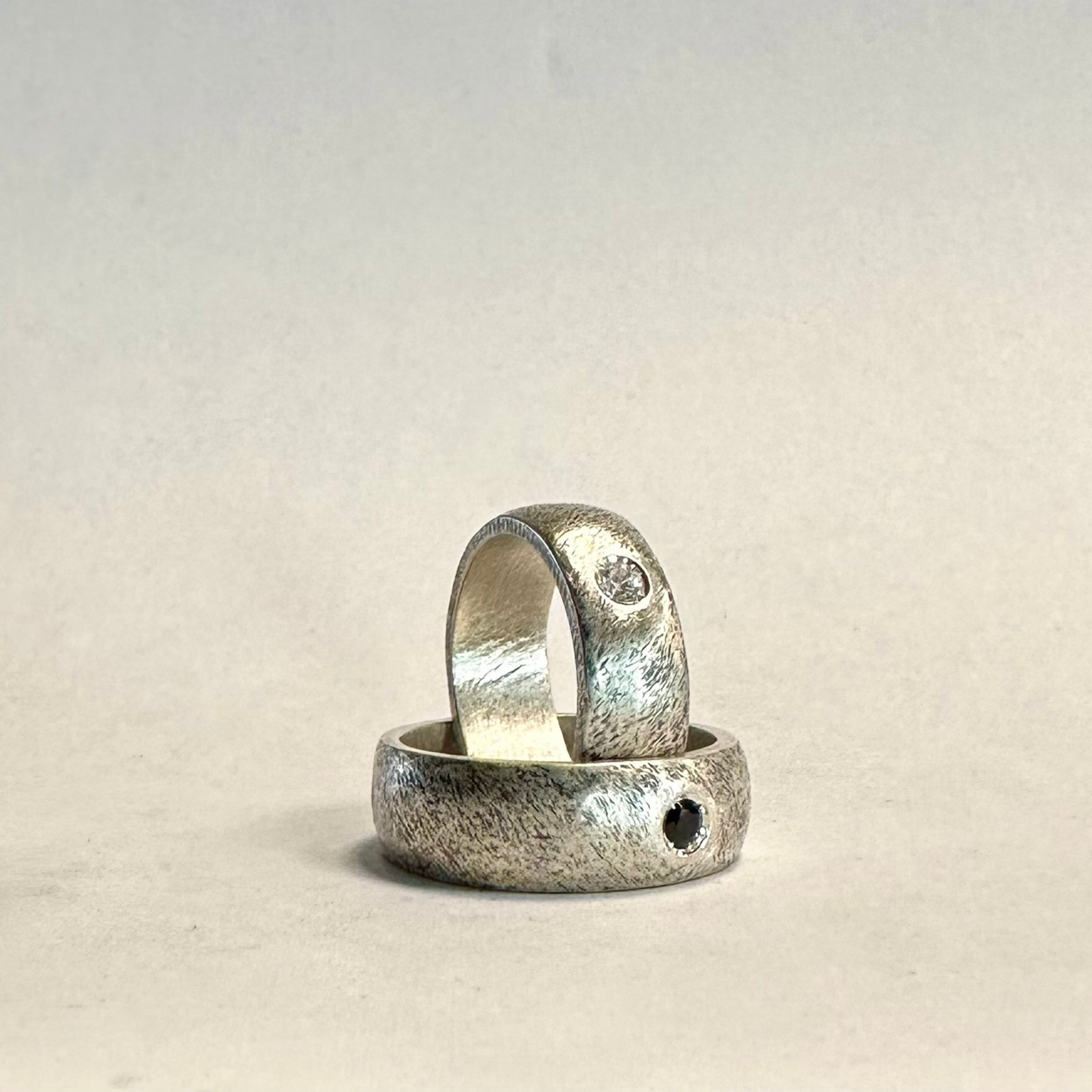 Amore Rockmantique: fedi alternative fra teschi, diamanti e incisioni