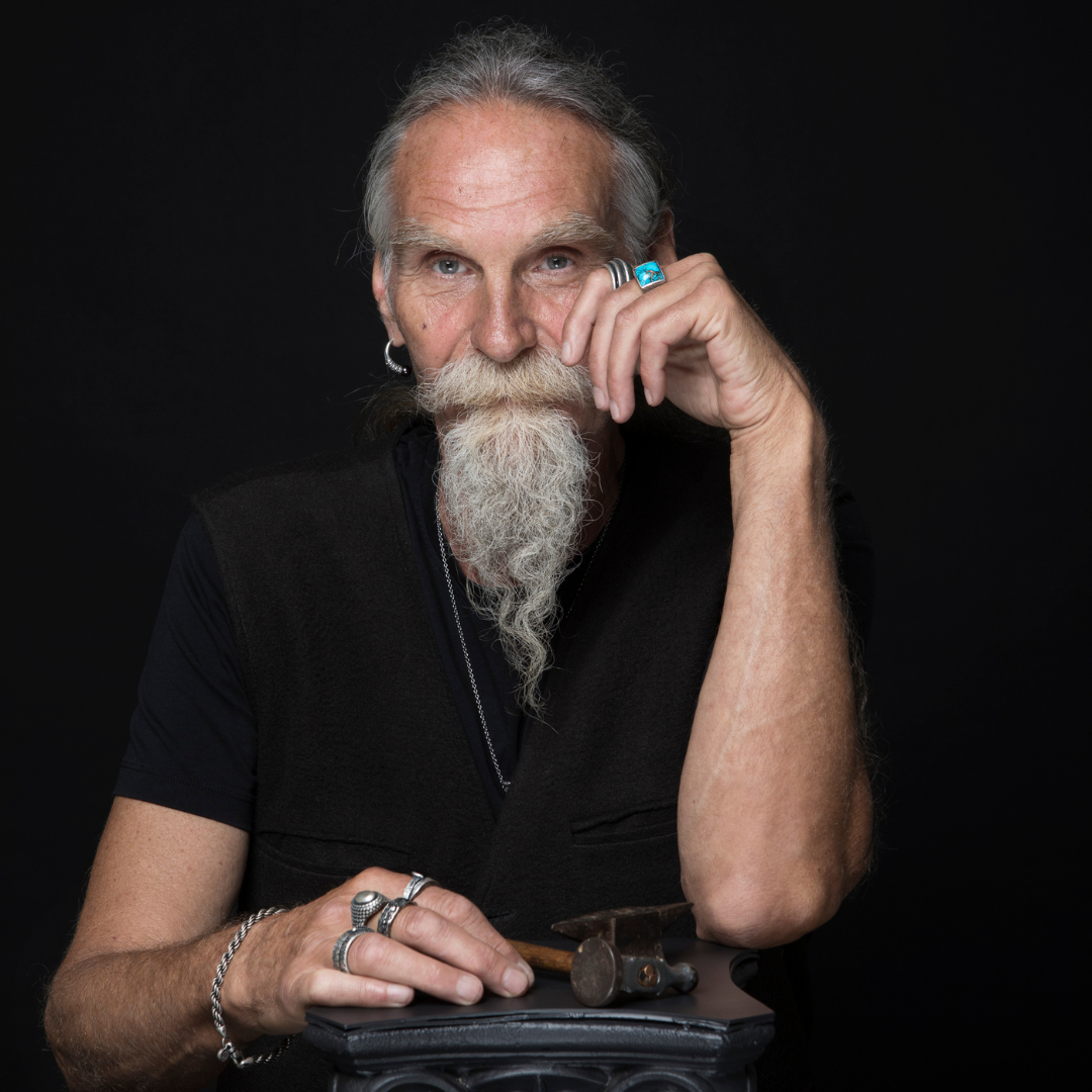 Chevalier: dal sigillo nobiliare al ring rock-chic