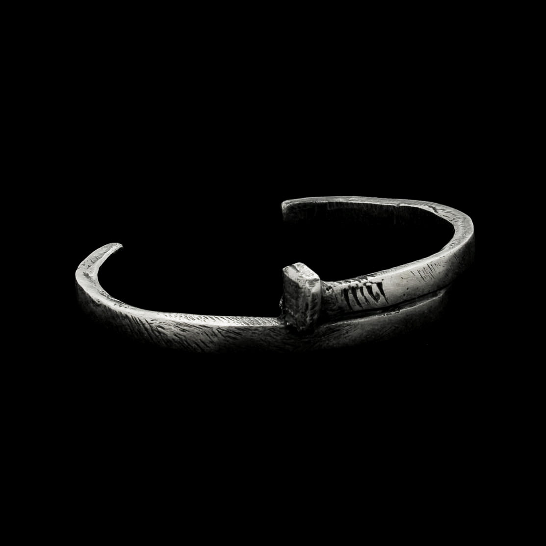 IL CHIODO GIRATO AL POLSO