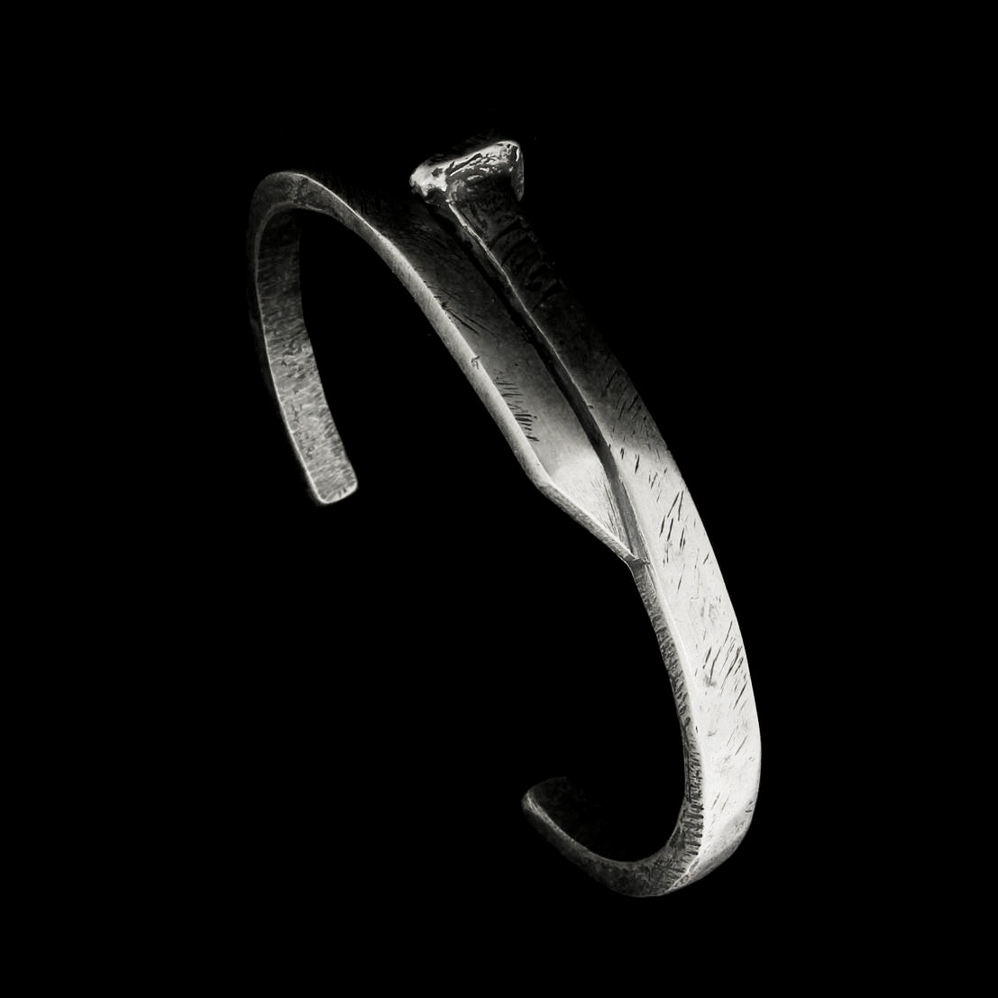 IL CHIODO GIRATO AL POLSO