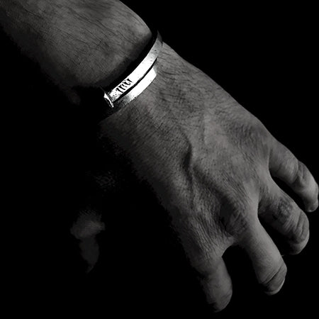 IL CHIODO GIRATO AL POLSO