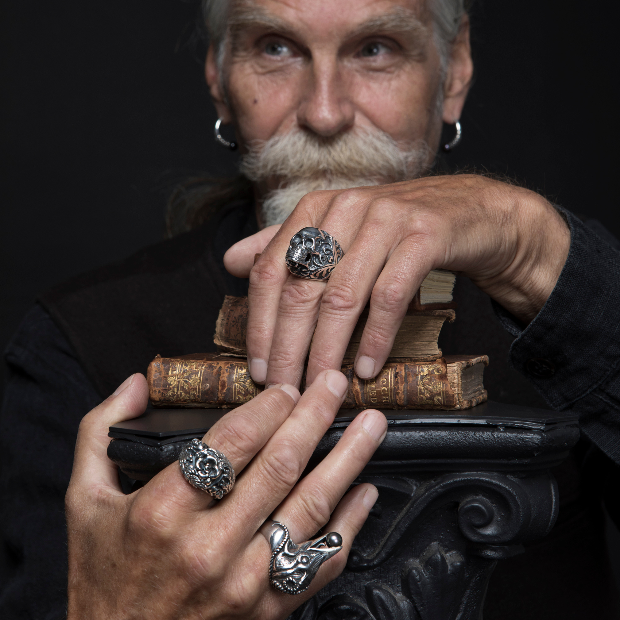 Argento 925: storia, qualità e quella patina dark che ci connette