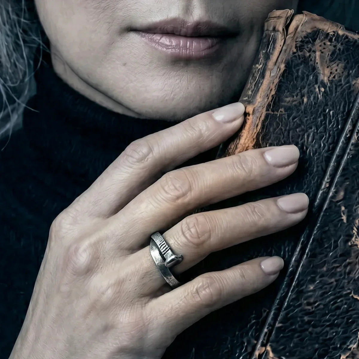 L'anello chiodo: storia di un gesto rock diventato gioiello