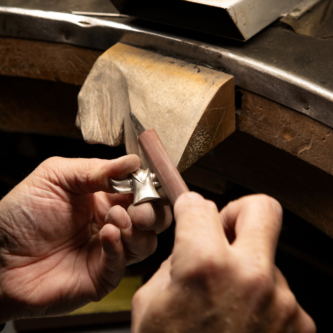 Dalla tua idea al banco dell'artista: crea il tuo gioiello personalizzato