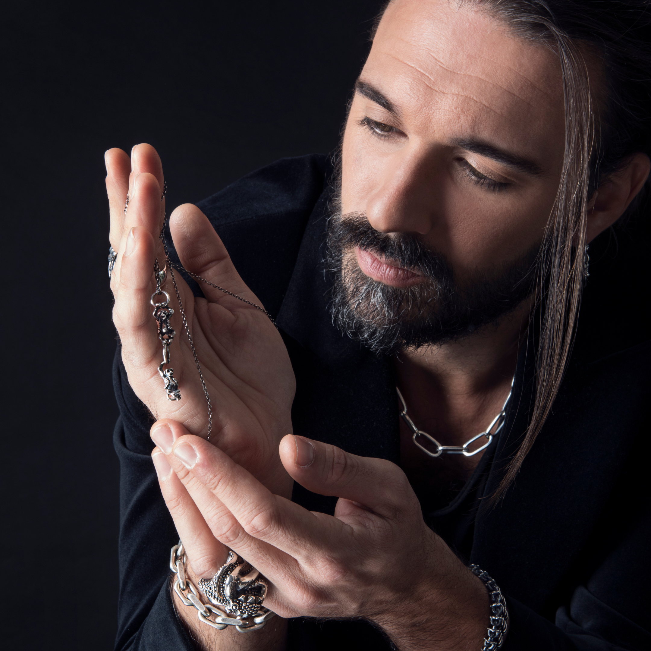 Gioielli artigianali in Argento: quando la materia diventa identità