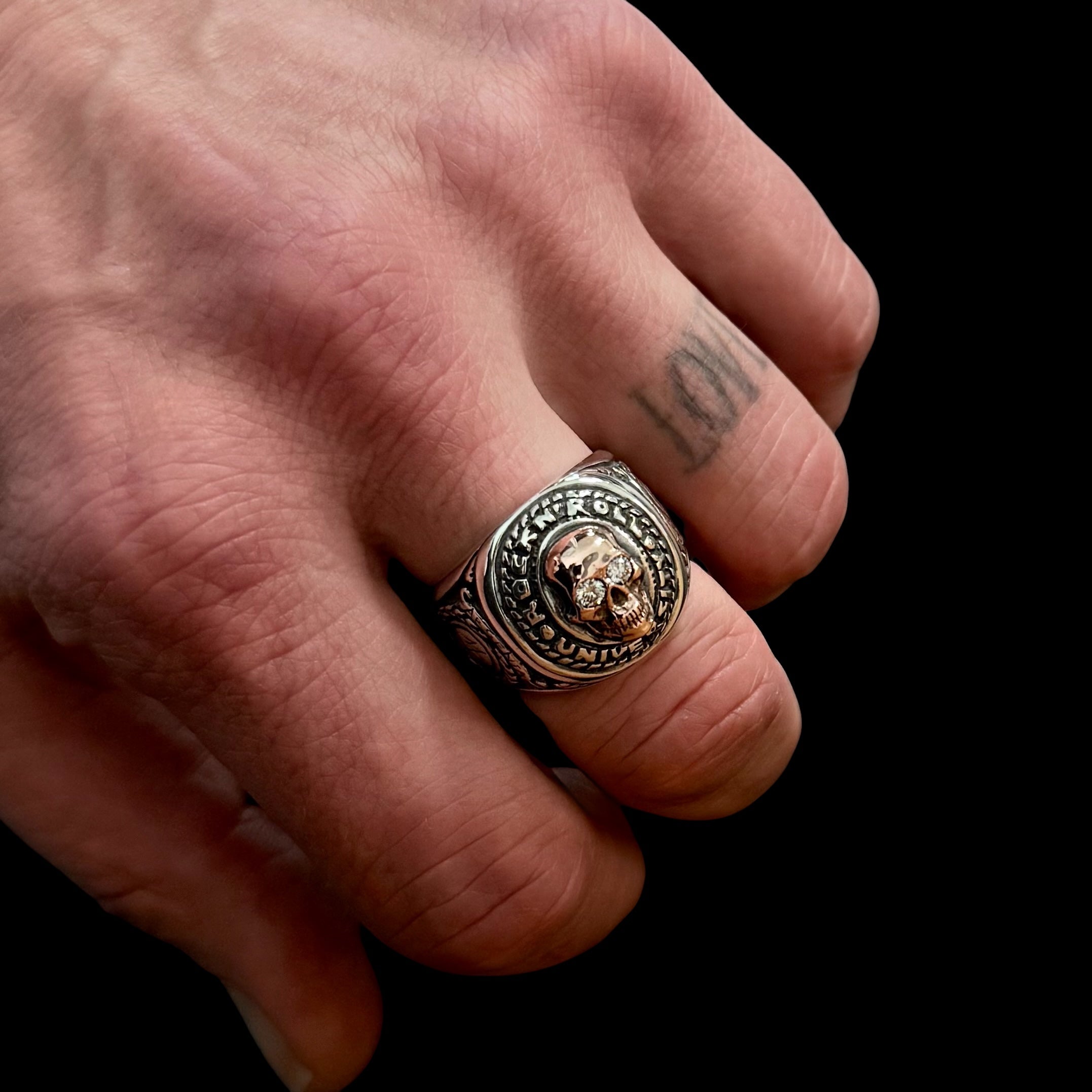 UNIVERSITY OF ROCK 'N' SKULL