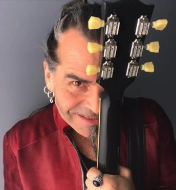 Artista con creazioni Manuel Bozzi