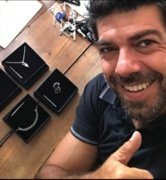Artista con creazioni Manuel Bozzi